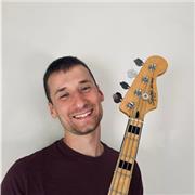 Diplomato presso la NAM di Milano impartisce lezioni di basso elettrico a tutti i livelli